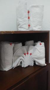 a wooden shelf with white pillows and red stars at Casa para la familia in Boca Chica