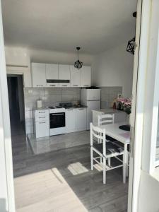 Kuchyň nebo kuchyňský kout v ubytování Apartment Marina 2