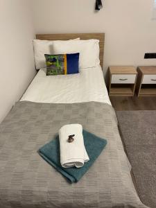 - une chambre avec un lit et une serviette dans l'établissement ToP center of Varna, à Varna