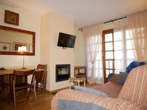 a living room with a couch and a table at Francoli-Vacances Pirinenca in Canillo