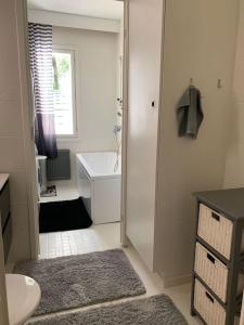 uma casa de banho com um chuveiro, um lavatório e um WC. em 2 bedroom apartment, Turku em Turku