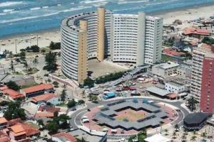 an aerial view of a resort and the beach at Apartamento em Peruíbe (Centro) in Peruíbe