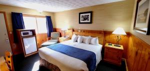 喬治湖的住宿－湖泊汽車旅館，一间设有大床和窗户的酒店客房