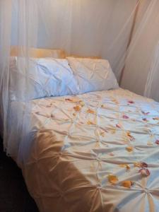 Postel nebo postele na pokoji v ubytování Camping Domaine Vallée du Tarn SN