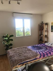 a bed in a room with a window at Camping Domaine Vallée du Tarn SN in Saint-Cirgue