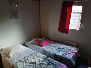 Postel nebo postele na pokoji v ubytování Camping Domaine Vallée du Tarn SN