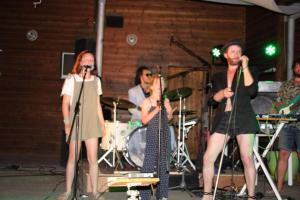 un grupo de personas cantando en un escenario en Camping Domaine Vallée du Tarn SN en Saint-Cirgue