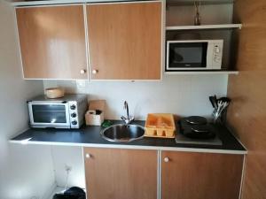 Kuchyň nebo kuchyňský kout v ubytování Camping Domaine Vallée du Tarn SN
