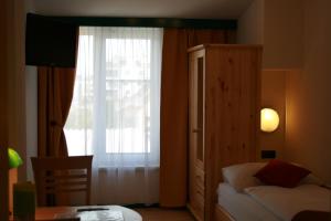 Łóżko lub łóżka w pokoju w obiekcie Hotel Asperner Löwe