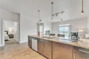 cocina con fregadero y encimera en Modern 2 Bedroom Apt , Pool, Gym, Parking Cs, en Dallas