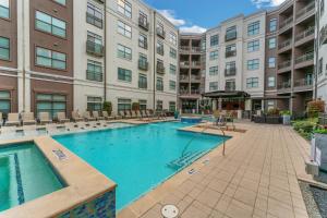 una imagen de una piscina en un complejo de apartamentos en Modern 2 Bedroom Apt , Pool, Gym, Parking Cs, en Dallas