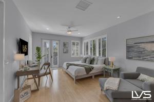 Un dormitorio blanco con una cama y un sofá. en New Royal 80ft Waterfront Wlk2Beach HotPool Spa KitchenBBQ, en Fort Lauderdale