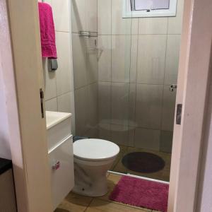 a bathroom with a toilet and a shower at Apartamento Sunset 101 in Palhoça