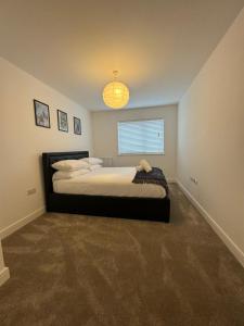 1 dormitorio con 1 cama en una habitación con ventana en Home Away en Swanscombe