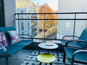 マルセイユにあるLe 13OR - Appartement plein centre parking et terrasseのバルコニー(椅子、テーブル付)、窓が備わります。