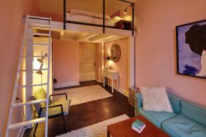 a living room with a bunk bed and a couch at Hadley's Bed and Breakfast in Hamburg