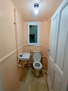 AL- Mazareta a private Bedroom For Men only غرفة خاصة للرجال فقط 仅限男士 女士不允许 في الإسكندرية: حمام صغير مع مرحاض ومغسلة