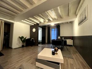 ein Wohnzimmer mit Tisch und ein Esszimmer in der Unterkunft The Red and Black retreat - Fontainebleau Center in Fontainebleau