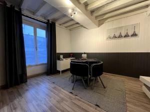 ein Raum mit einem Tisch und Stühlen und einem Fenster in der Unterkunft The Red and Black retreat - Fontainebleau Center in Fontainebleau