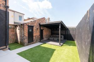 Jardín al aire libre en Bifolds, enclosed garden. Southport character home
