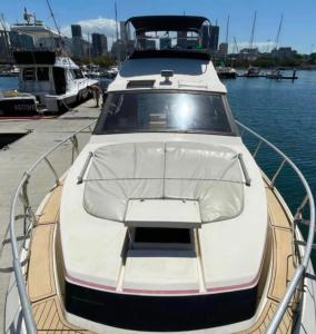 a white boat parked on a dock in the water at Passeios Privativos de Lancha RJ in Rio de Janeiro