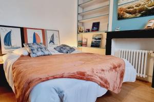um quarto com uma cama grande com duas almofadas em *Villa Marine*La Vigie - Duplex em Coudekerque-Branche