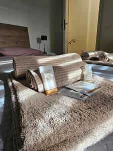 un letto con una coperta e un libro sopra di Casa Mafalda a Spoleto