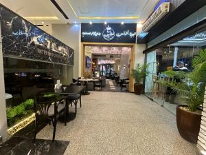 Atlas International Hotels في القاهرة: غرفة طعام مع طاولات وكراسي في مطعم