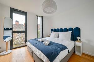 1 dormitorio con cama grande y ventana grande en L'Eden - Maison architecte 235m2 Disney, en Le Perreux-Sur-Marne