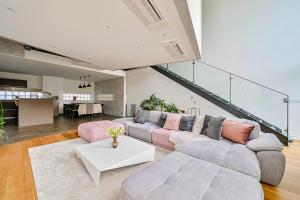 sala de estar con sofá y mesa en L'Eden - Maison architecte 235m2 Disney, en Le Perreux-Sur-Marne