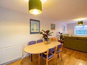 een woonkamer met een tafel en stoelen en een bank bij Pass the Keys Fantastic Coastal House in Tynemouth