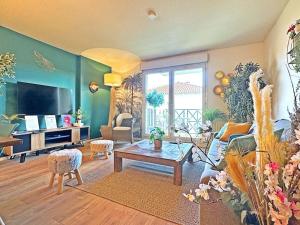 TV a/nebo společenská místnost v ubytování LOASIS - Appart T4 proche Gare et Centre Ville + 30 fotografií