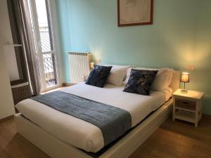 una camera da letto con un grande letto con due cuscini di ORTI COURT HOME a Milano