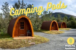eine Gruppe von Zelten mit den Worten „Camping Pods“ in der Unterkunft Fossatun Camping Pods & Cottages - Sleeping Bag Accommodation in Fossatún