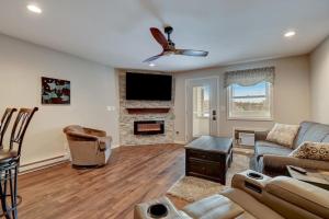 sala de estar con sofá y chimenea en Dells Lakefront Escape - Couples or Families, en Wisconsin Dells