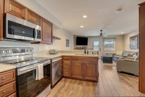 uma cozinha com electrodomésticos de aço inoxidável e uma sala de estar em Dells Lakefront Escape - Couples or Families em Wisconsin Dells