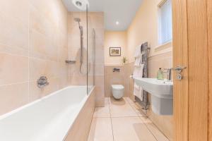 Koupelna v ubytování Springbank & Summerbank Cottages, Coniston, sleeps 8 + 19 fotografií