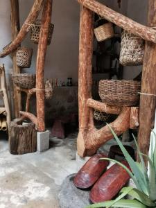 una habitación con un montón de troncos y cestas en POSADA KAUAI, en Mocoa