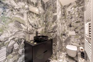 een badkamer met een wastafel en een toilet bij Lovely Apartment close to Eiffel Tower in Parijs