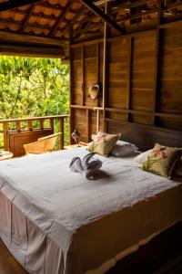 1 dormitorio con 1 cama grande en una habitación en Wanakaset Forest Glamping, en Kitulgala