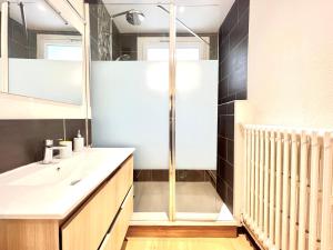 een badkamer met een wastafel en een douche bij Stay house to Poitiers in Poitiers +10 foto's