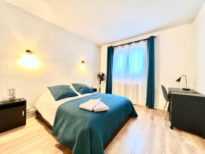 een slaapkamer met een bed, een bureau en een raam bij Stay house to Poitiers in Poitiers