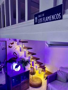 マドリードにあるLos Flamencos, Malasaña Loft Madrid 45mqの紫の壁と階段のあるリビングルーム