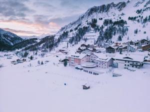 Eine Stadt im Schnee mit einem Berg in der Unterkunft Hotel Montana in Obertauern