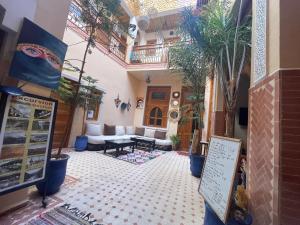 ein Wohnzimmer mit einem Sofa und einem Tisch in der Unterkunft Riad Jenan Adam in Marrakesch