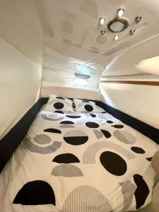 Ένα ή περισσότερα κρεβάτια σε δωμάτιο στο Séjour Côte d'Azur sur un navire de plaisance +6 φωτογραφίες