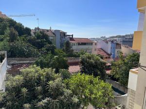 vistas a una ciudad con árboles y edificios en Apartamento Lisboa, en Lisboa