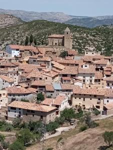 uma aldeia numa colina com telhados vermelhos em Maestrazgo Teruel Casa Marco em Luco de Bordón