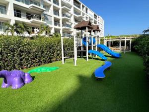 un parque infantil frente a un gran edificio de apartamentos en Apartamento en Cartagena - Morros Zoe, en Cartagena de Indias