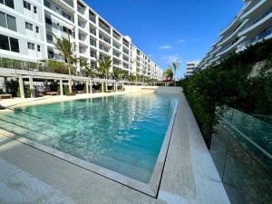 una piscina frente a un edificio en Apartamento en Cartagena - Morros Zoe, en Cartagena de Indias